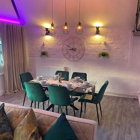 Lovely 2 Bedroom Penthouse Apartment In Chester - Free Parking!! Bagian luar foto