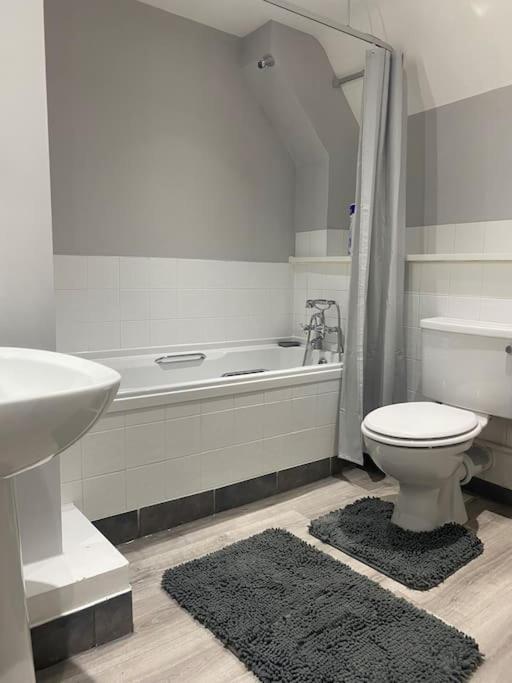 Lovely 2 Bedroom Penthouse Apartment In Chester - Free Parking!! Bagian luar foto