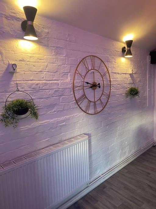 Lovely 2 Bedroom Penthouse Apartment In Chester - Free Parking!! Bagian luar foto