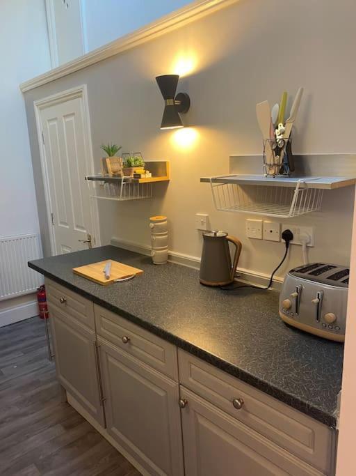 Lovely 2 Bedroom Penthouse Apartment In Chester - Free Parking!! Bagian luar foto
