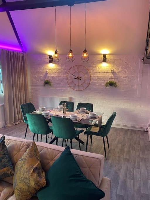 Lovely 2 Bedroom Penthouse Apartment In Chester - Free Parking!! Bagian luar foto