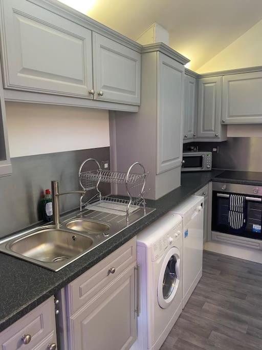 Lovely 2 Bedroom Penthouse Apartment In Chester - Free Parking!! Bagian luar foto