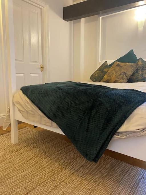 Lovely 2 Bedroom Penthouse Apartment In Chester - Free Parking!! Bagian luar foto