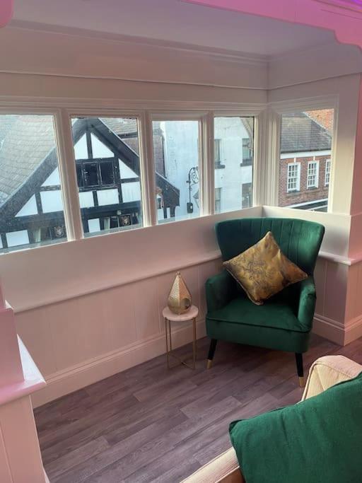 Lovely 2 Bedroom Penthouse Apartment In Chester - Free Parking!! Bagian luar foto