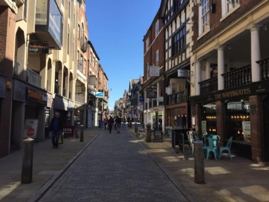 Lovely 2 Bedroom Penthouse Apartment In Chester - Free Parking!! Bagian luar foto