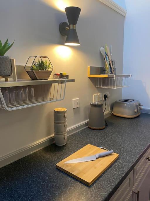 Lovely 2 Bedroom Penthouse Apartment In Chester - Free Parking!! Bagian luar foto
