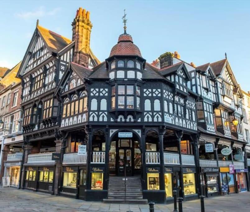 Lovely 2 Bedroom Penthouse Apartment In Chester - Free Parking!! Bagian luar foto